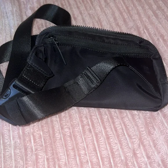 Lululemon Everywhere Belt Bag 2L BLACK w/silver metal tone in EUC. Lululemon athletica Everywhere Belt Bag Large 2L *Metal  main image 4